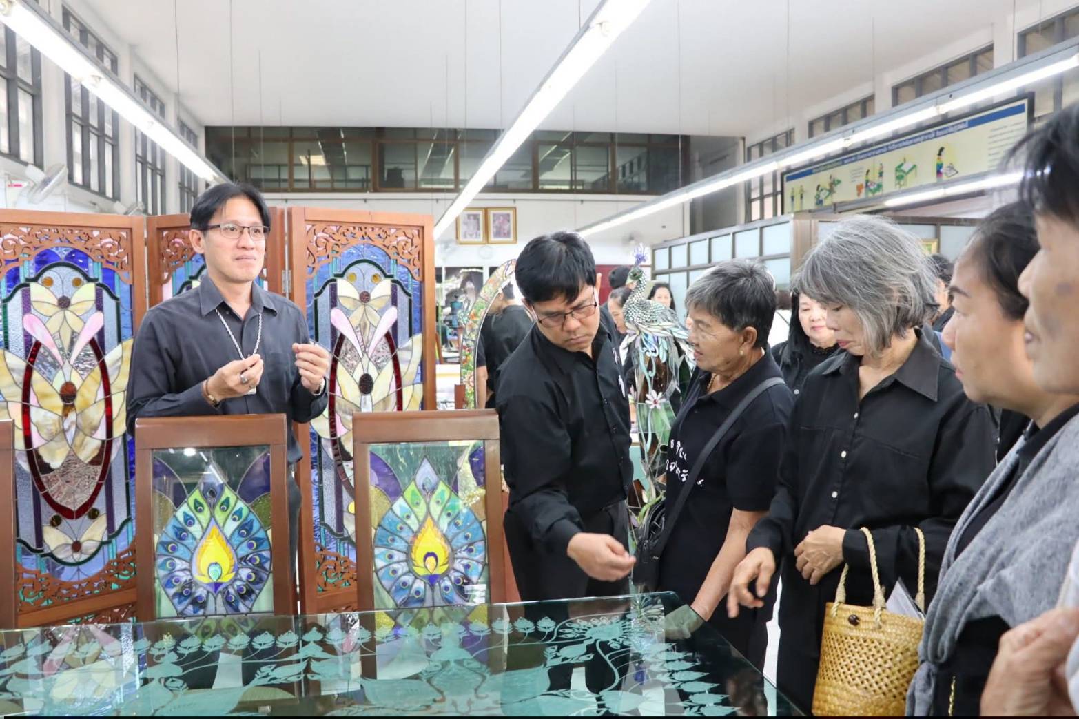 title - เที่ยวอยุธยา อย่าลืมแวะเข้ามาชมงานศิลปหัตถกรรมและงานศิลป์ ที่ ศูนย์ส่งเสริมและพัฒนาพัฒนาอาชีพเสริมนอกภาคการเกษตร (ศูนย์ศิลปาชีพบางไทรฯ (เดิม))